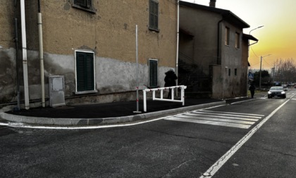 Strada chiusa con le sbarre: «blindato» l’ingresso a scuola