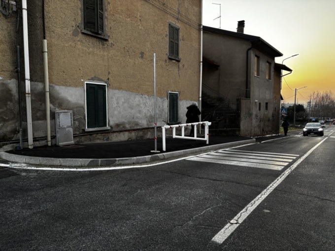 Strada chiusa con le sbarre: «blindato» l’ingresso a scuola