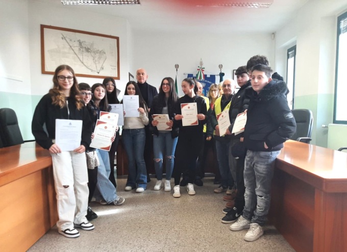 Borse di studio ai ragazzi oltronesi meritevoli