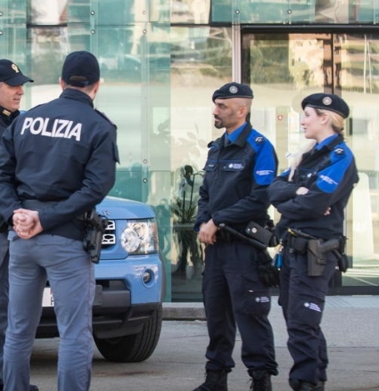 Si presenta in Questura per costituirsi
