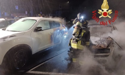 Auto in fiamme in un parcheggio, indagini in corso