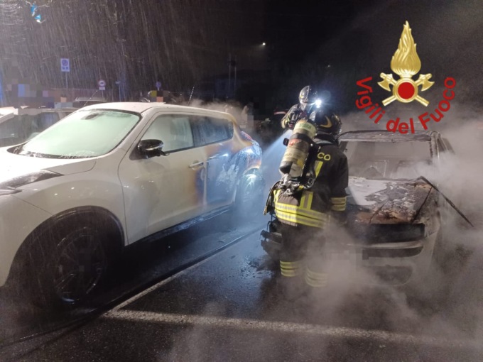 Auto in fiamme in un parcheggio, indagini in corso