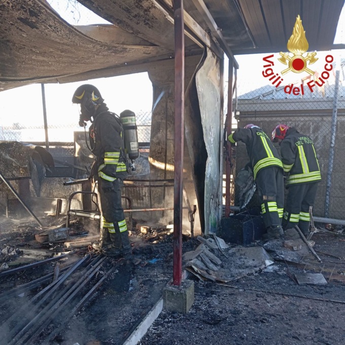 Deposito esterno in fiamme, nessuna persona coinvolta nell’incendio