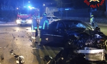 Incidente su via Varesina, scontro tra bus e auto