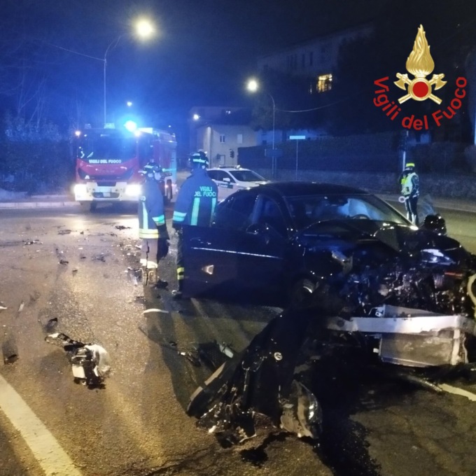 Incidente su via Varesina, scontro tra bus e auto