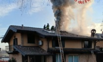 In fiamme il tetto di una casa a Cantù