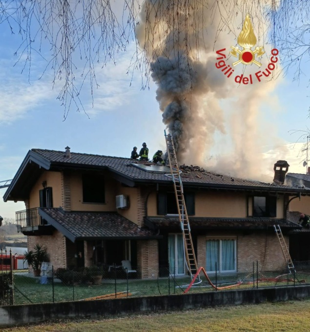 In fiamme il tetto di una casa a Cantù