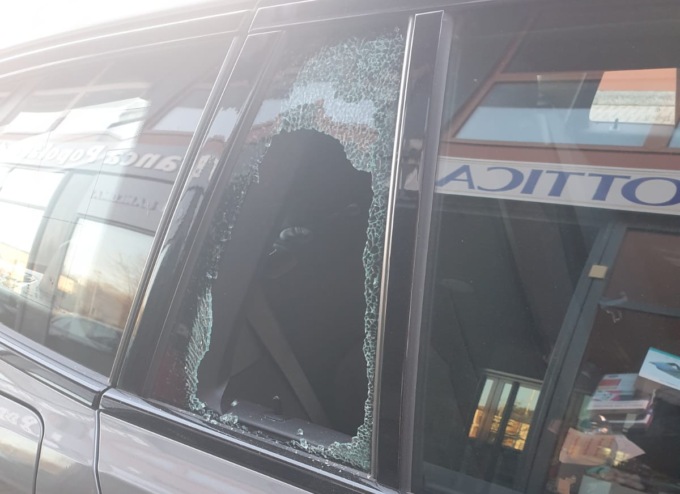 Ladri in azione al Centervill: rompono un vetro e rubano da un’auto