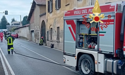 Finisce fuori strada con l’auto e urta una condotta di gas metano, ripristinata dai Vigili del fuoco