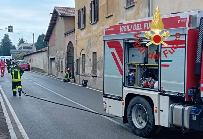 Finisce fuori strada con l’auto e urta una condotta di gas metano, ripristinata dai Vigili del fuoco