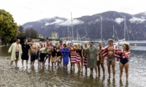 24 coraggiosi si tuffano nel lago per il "Bagno della Merla"