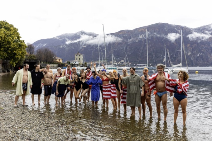 24 coraggiosi si tuffano nel lago per il “Bagno della Merla”