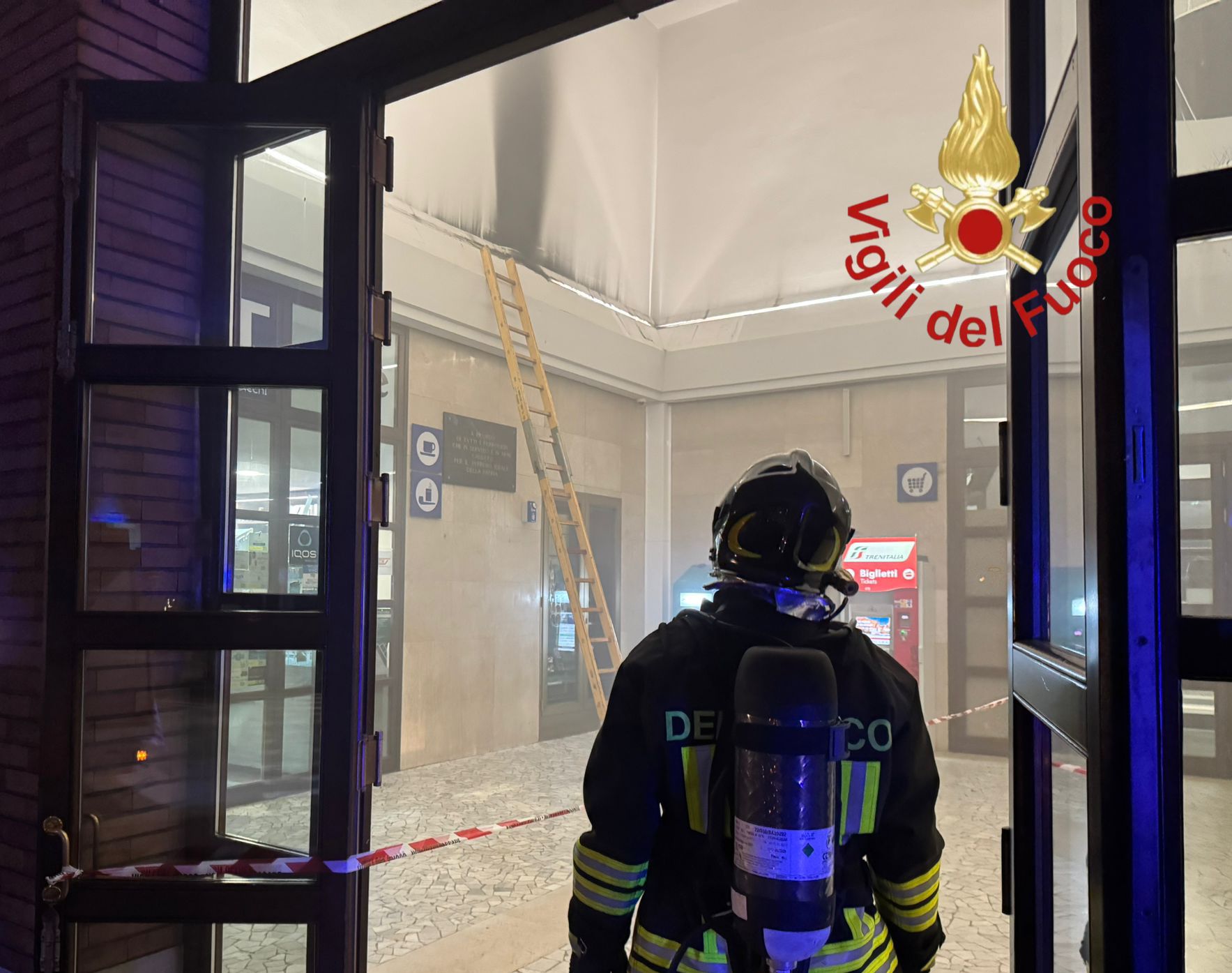 Como stazione ferroviaria principio di incendio vigili del fuoco pompieri