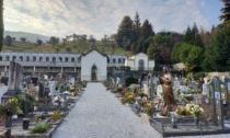 Ennesimi furti di vasi e fiori al cimitero