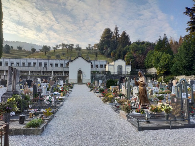 Ennesimi furti di vasi e fiori al cimitero
