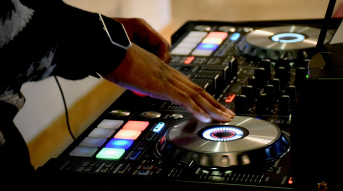DJ per eventi: la guida completa alla scelta del professionista giusto