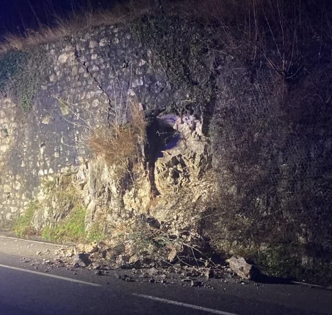 Frana Onno – Valbrona: giovedì riapre la strada ma per 30 giorni sarà a senso unico alternato