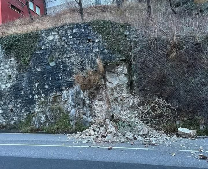 Frana sulla strada provinciale: chiusa la Onno – Valbrona