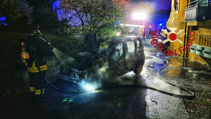 Due auto in fiamme: il fumo invade anche un condominio