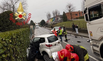 Incidente tra due auto: coinvolta anche una bambina