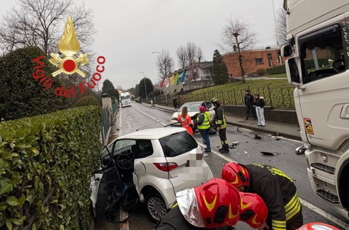 Incidente tra due auto: coinvolta anche una bambina
