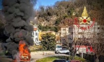 Riesce a fermarsi prima che l'auto prenda fuoco