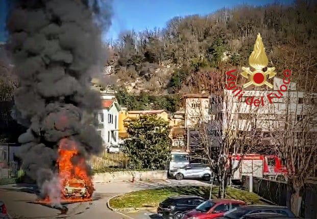 Riesce a fermarsi prima che l’auto prenda fuoco