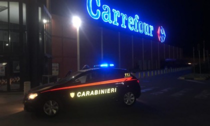 Ruba delle birre e spintona i Carabinieri nella fuga: arrestato