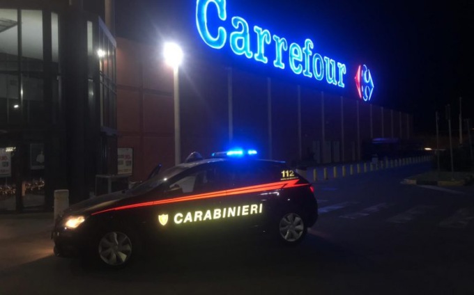Ruba delle birre e spintona i Carabinieri nella fuga: arrestato
