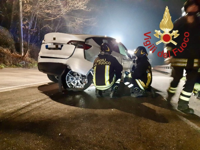 Due veicoli si ribaltano nel giro di pochi minuti
