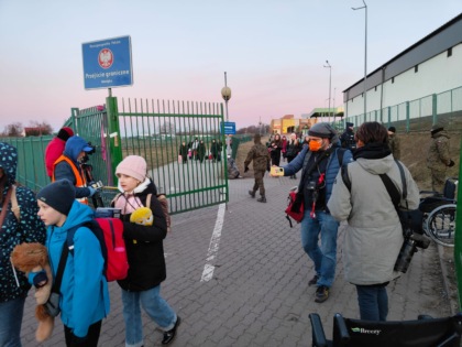 Profughi in uscita dall'Ucraina, al confine con la Polonia