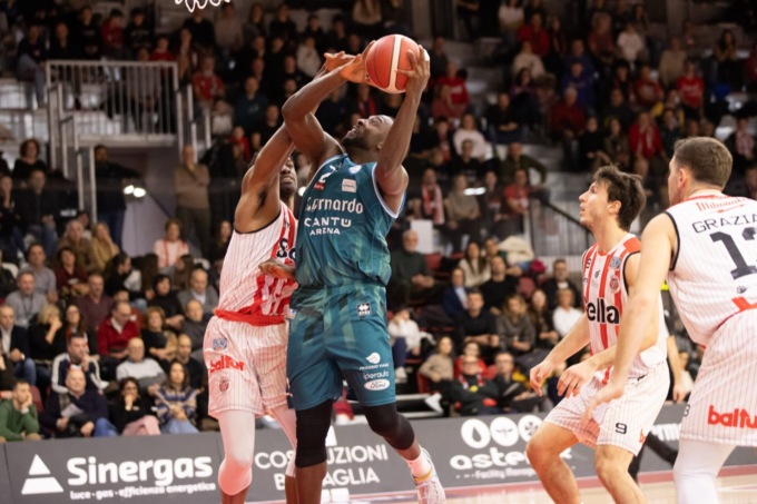 La Pallacanestro Cantù affronta Cividale e prova a scacciare la crisi