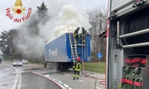 A fuoco il materiale in ferro su un camion: intervengono i Vigili del fuoco