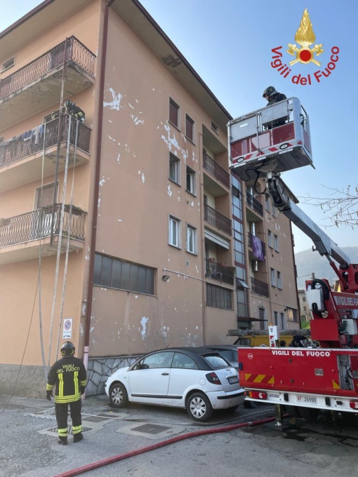 Incendio in casa: quattro persone evacuate