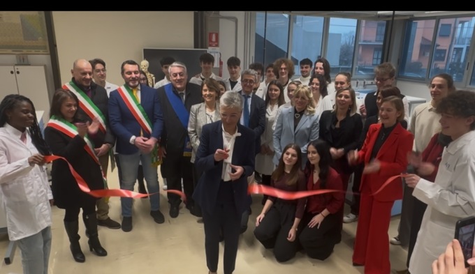 Inaugurato il laboratorio di scienze vinto dal Terragni grazie a Fondazione Diasorin – FOTO E VIDEO