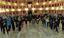 Tanti artisti sul palco per sostenere il Teatro Nuovo