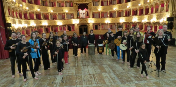Tanti artisti sul palco per sostenere il Teatro Nuovo
