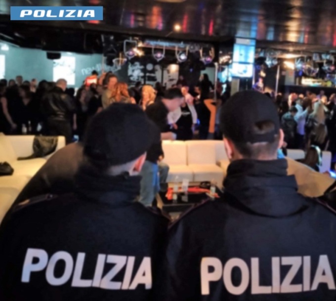 Blitz della Polizia durante la festa in discoteca: scatta il sequestro