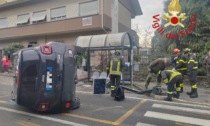 Auto sbatte contro un palo e si ribalta