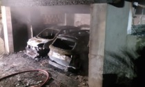 Garage in fiamme, auto distrutte