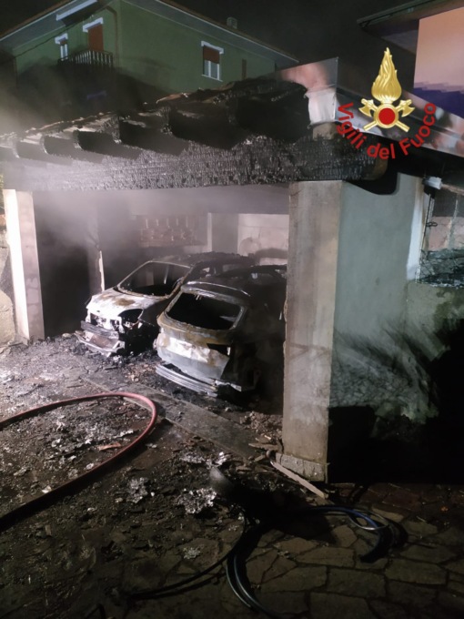 Garage in fiamme, auto distrutte