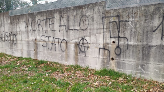 Scritte anarchiche lungo la Provinciale: sono apparse questa mattina a Penzano
