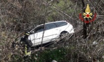 Scontro tra auto, una finisce nel torrente in secca