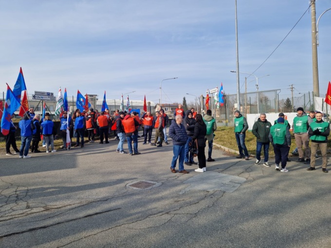Iniziativa collettiva per chiedere la ripresa della trattativa per il rinnovo del contratto dei metalmeccanici