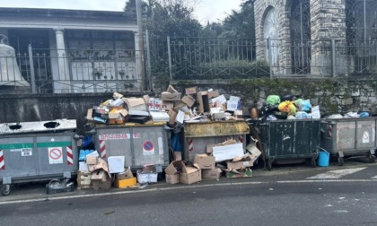 Niente più cassonetti fuori dal cimitero "per motivi di decoro"