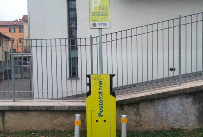 Colonnine posizionate a fine estate e mai attivate: “Cantiere al via entro fine anno”