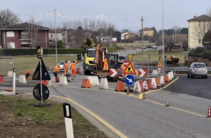 Terza rotatoria lungo via Repubblica, senso unico alternato sulla provinciale
