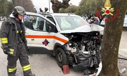 Mezzo del Soccorso esce fuori strada e finisce contro un albero: grave la passeggera