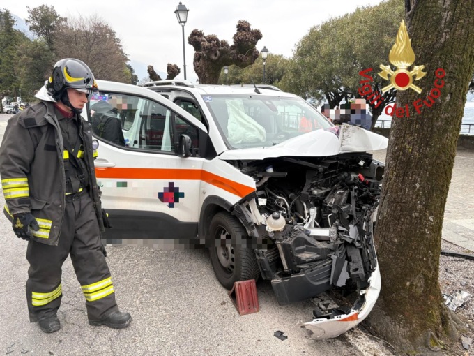 Mezzo del Soccorso esce fuori strada e finisce contro un albero: grave la passeggera
