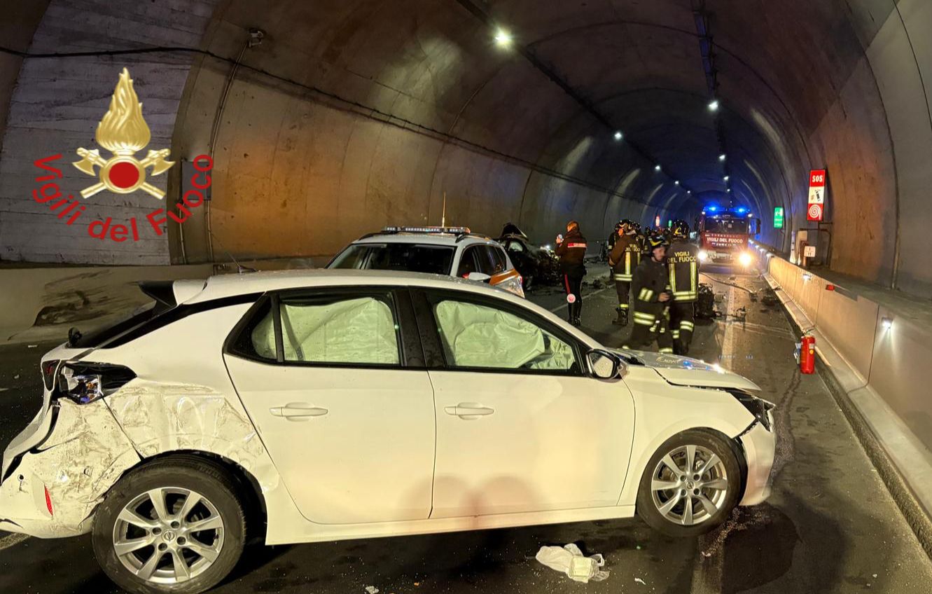 Galleria di Pusiano incidente mortale due morti auto ridotte ad ammasso di lamiere